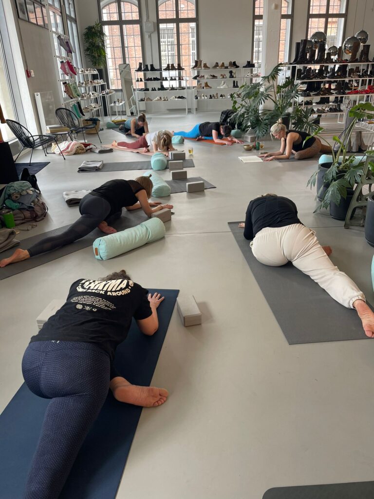 das Bild zeigt Frauen in der Taupenposition. Yoga, in der Papierfabrik in Erkrath