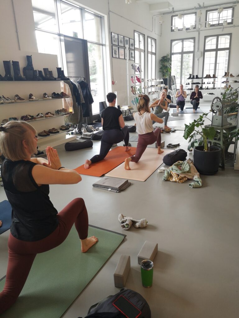 Frauen in einer Yoga-Position in der alten Papierfabrik in Erkath
