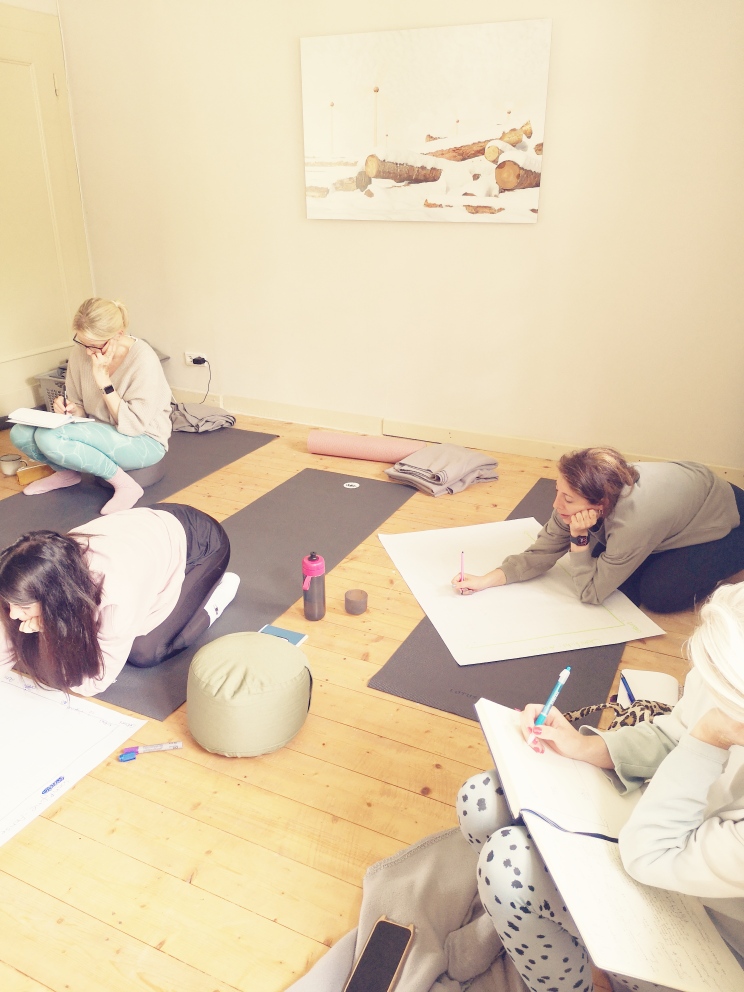 vier Frauen, die für sich etwas aufschreiben