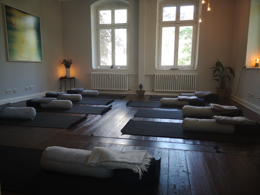 Ein weiteres Bild von Nina s Coachingraum, diesmal mit Yogamatten