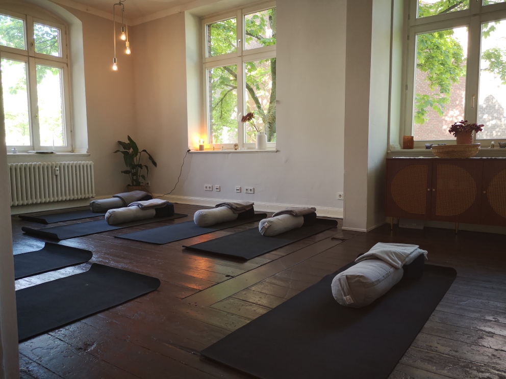 Raum zum mieten für Coaching, Supervision, Yoga, Achtsamkeitskurse, OSHO Meditation
Nia Rehberg Life Coaching Düsseldorf, Flingern
Seminarräume zu mieten
