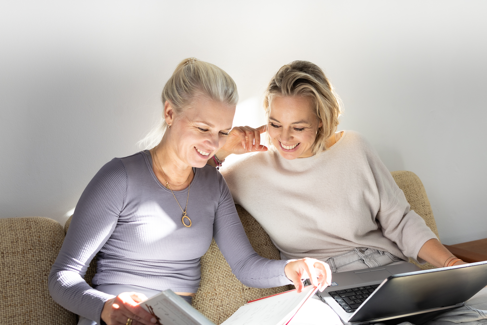 Katja und Nina sind auf dem Bild zu sehen