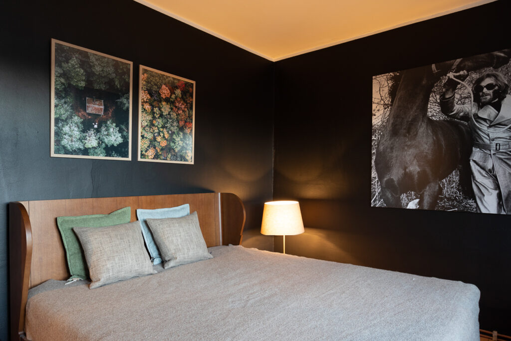 Einzelzimmer mit schwarzen Wänden