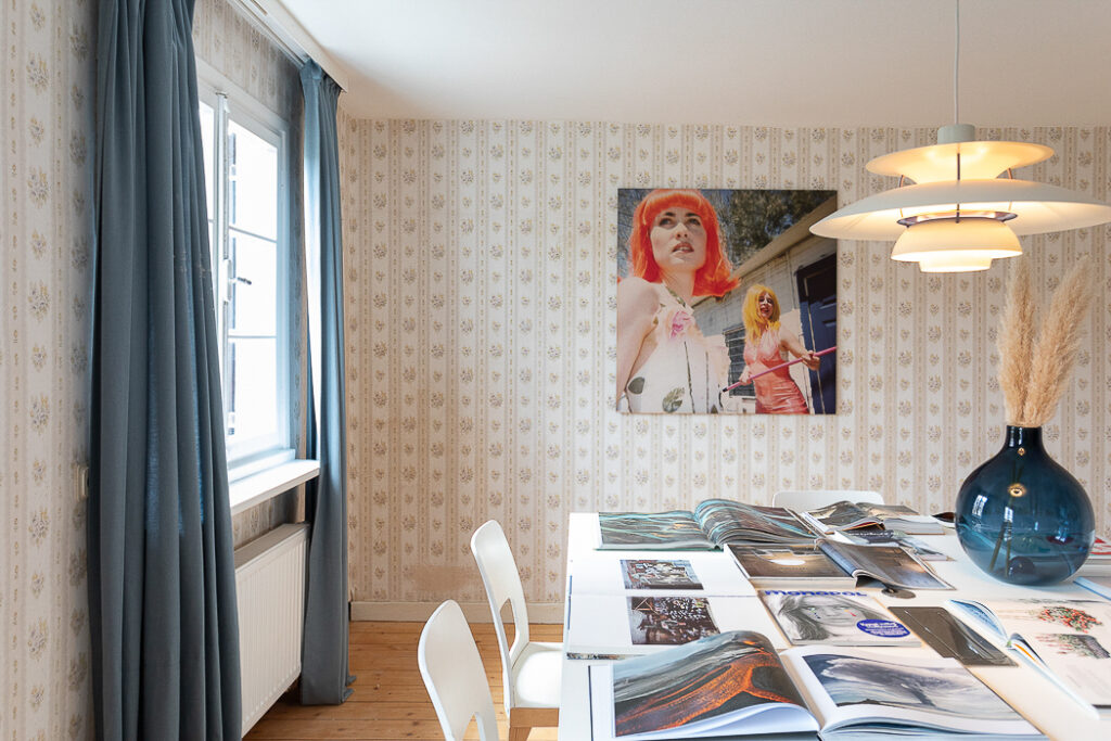 Zimmer mit großem Bild und Bildbänden