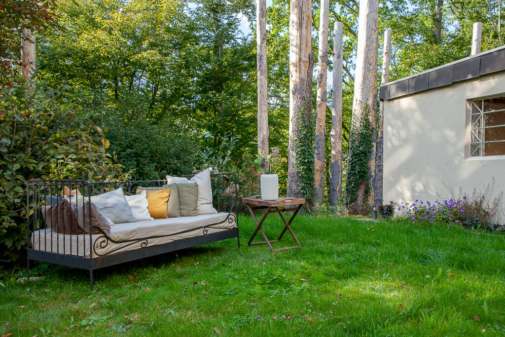Ein Garten mit einer Bank und einem Tisch