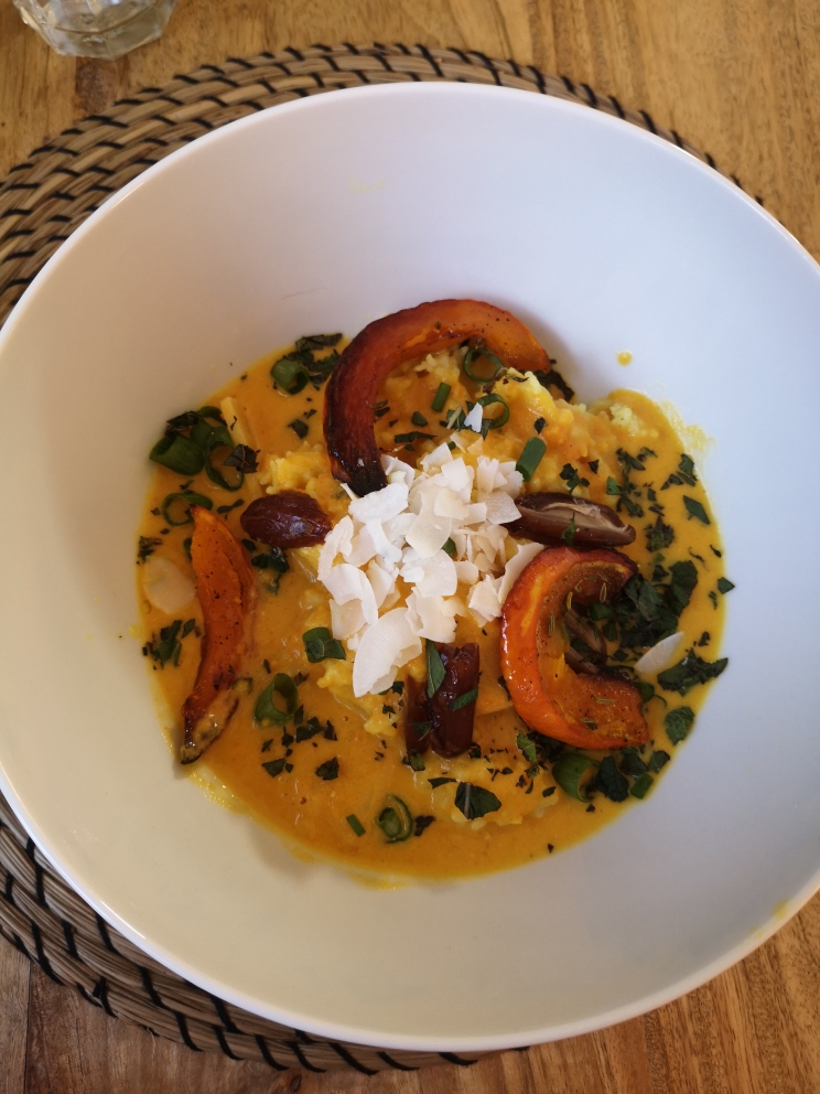 Essen, Kürbissuppe mit Kokusflocken