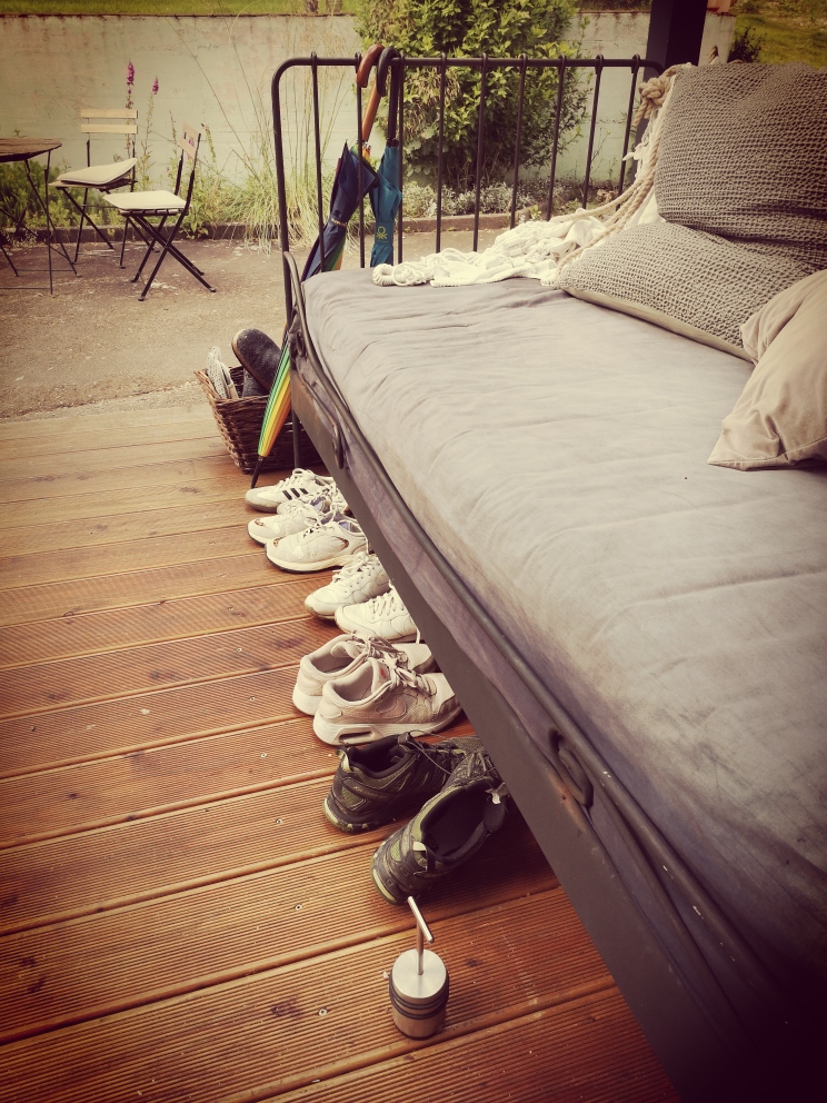 Tereasse mit Sofa und Schuhen davor