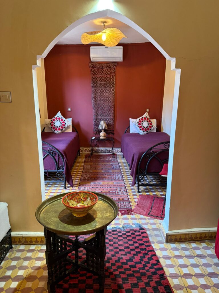 zwei Betten in einem Hotelzimmer