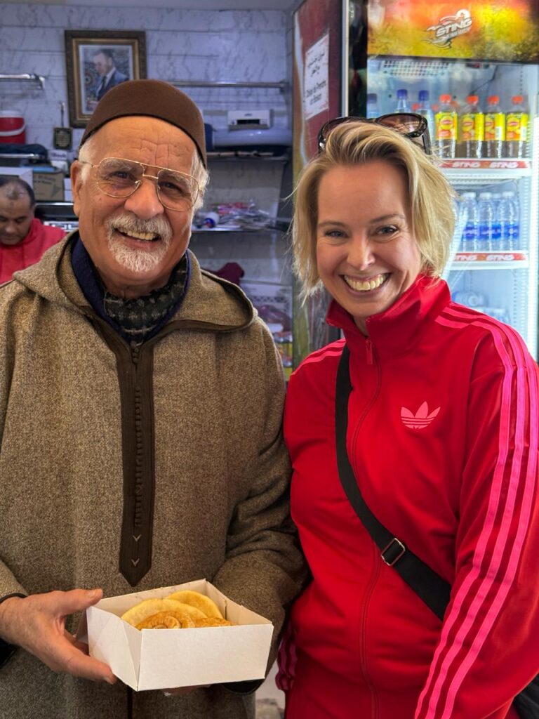 Nina und ein Mann im Souk