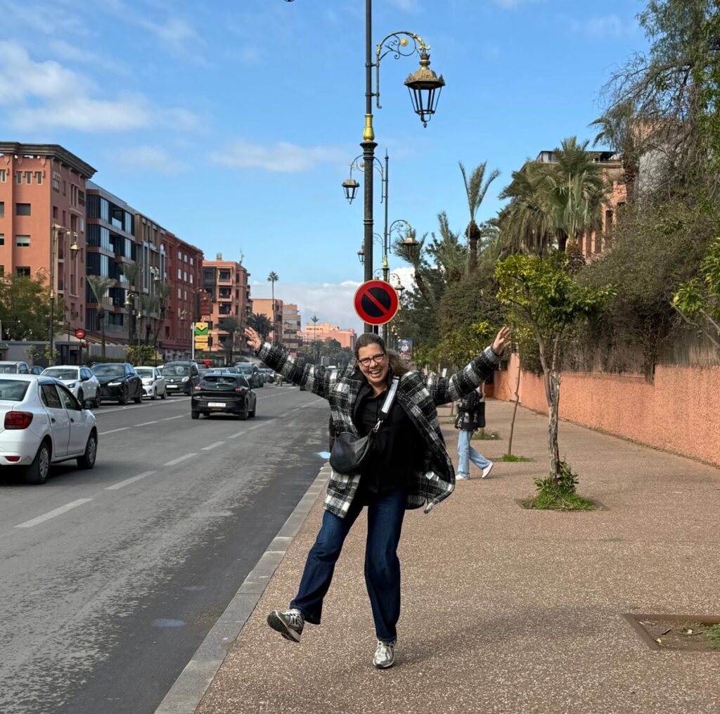 Sonja auf einer Straße in Marrakesch