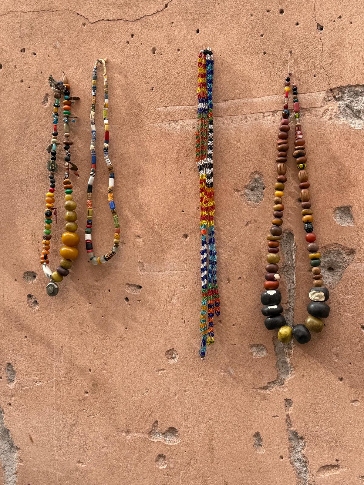 Ketten die an einer Wand hängen