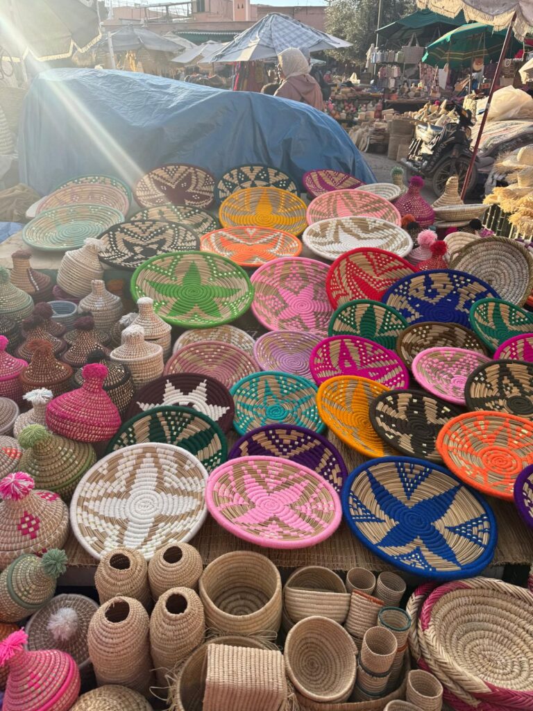 viele Körbe auf dem markt in Marrakesch
