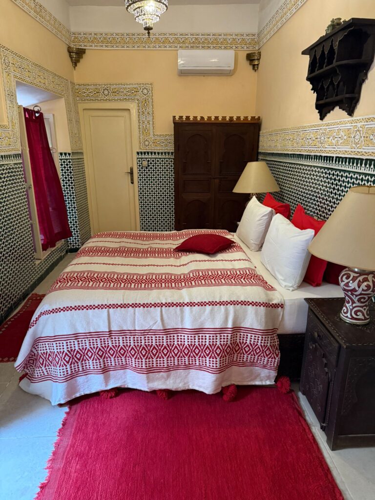 Bett in einem Hotelzimmer