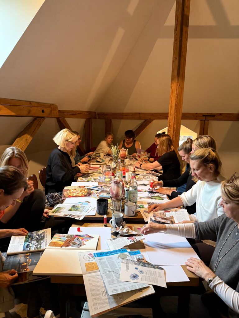 die Retreat Teilnehmerinnen beim Erstellen ihres Vison Boards